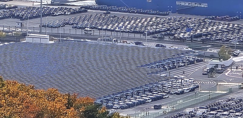 이거 울산은 현대 공장이 많고 자동차 수출로 주차장이 크다보니까 쫙 깔아서 하고 있음 공장 많으니까 공장 지붕에도 하고 
18년부터 준비해서 현재는 다 깔린 상태입니다

18년 뉴스:
fnnews.com/news/201808300…

24년 뉴스:
ujeil.com/news/articleVi…