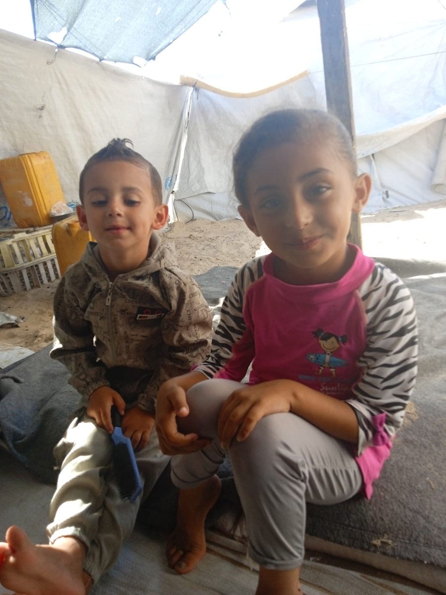 HudaA25873's tweet image. Please look at my children in the eye of mercy. We die from hunger. You die from displacement. We die from the bombing. Where are you 😭😭😭💔💔😩😩looking at us with an eye of mercy chuffed.org/project/125025