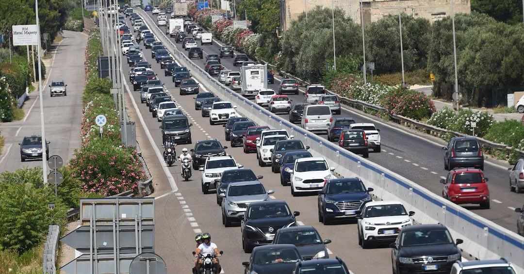 FrancoScarsell2's tweet image. Quello che si apre sarà un altro fine settimana di grandi partenze per le ferie estive,con le strade e le autostrade italiane che saranno invase dagli automobilisti in viaggio per raggiungere le località di vacanza.Bollino questo pomeriggio,sabato mattina e domenica pomeriggio.