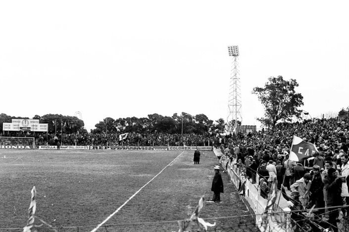 El 25/07/1976 se marcó un antes y un después en la historia del fútbol local: Defensor rompió la hegemonía que perduró desde los inicios y torció el rumbo de la historia para siempre.

Defensor y su #CambiamosLaHis76ria que marcó la hazaña más grande del fútbol uruguayo. Símbolo