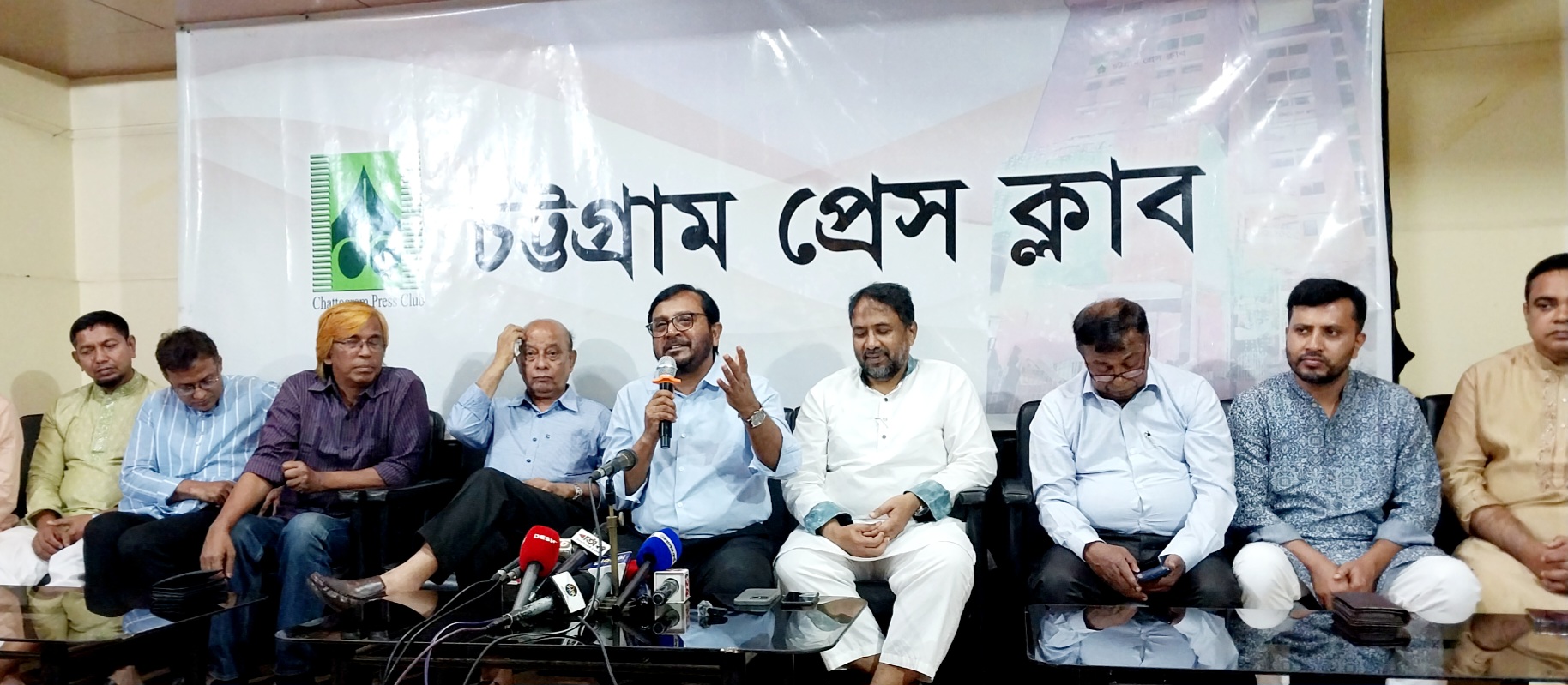 চট্টগ্রাম প্রেস ক্লাবে মজিবুর রহমান মঞ্জু: ফ্যাসিবাদবিরোধী দলগুলো এখন পারস্পরিক দ্বন্দ্বে লিপ্ত