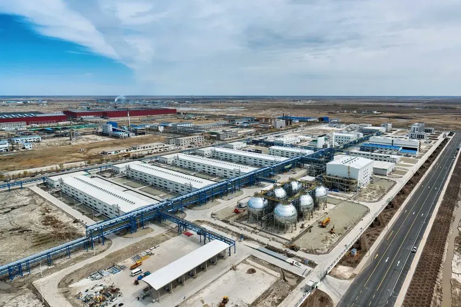 fuelcellsworks's tweet image. Jilin Electric Power, a Chinese energy company, has confirmed its Da'an City facility is ready to begin production of 32,000 tonnes of #greenhydrogen and 180,000 tonnes of ammonia annually.
#HydrogenNow #GreenAmmonia #RenewableEnergy #CleanEnergy
fcw.sh/5ArDCX
