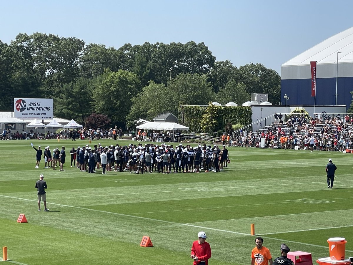 BenVolin's tweet image. Patriots walk-through practice ends after 1:15. Hard to have too many observations when half the players are wearing bucket hats