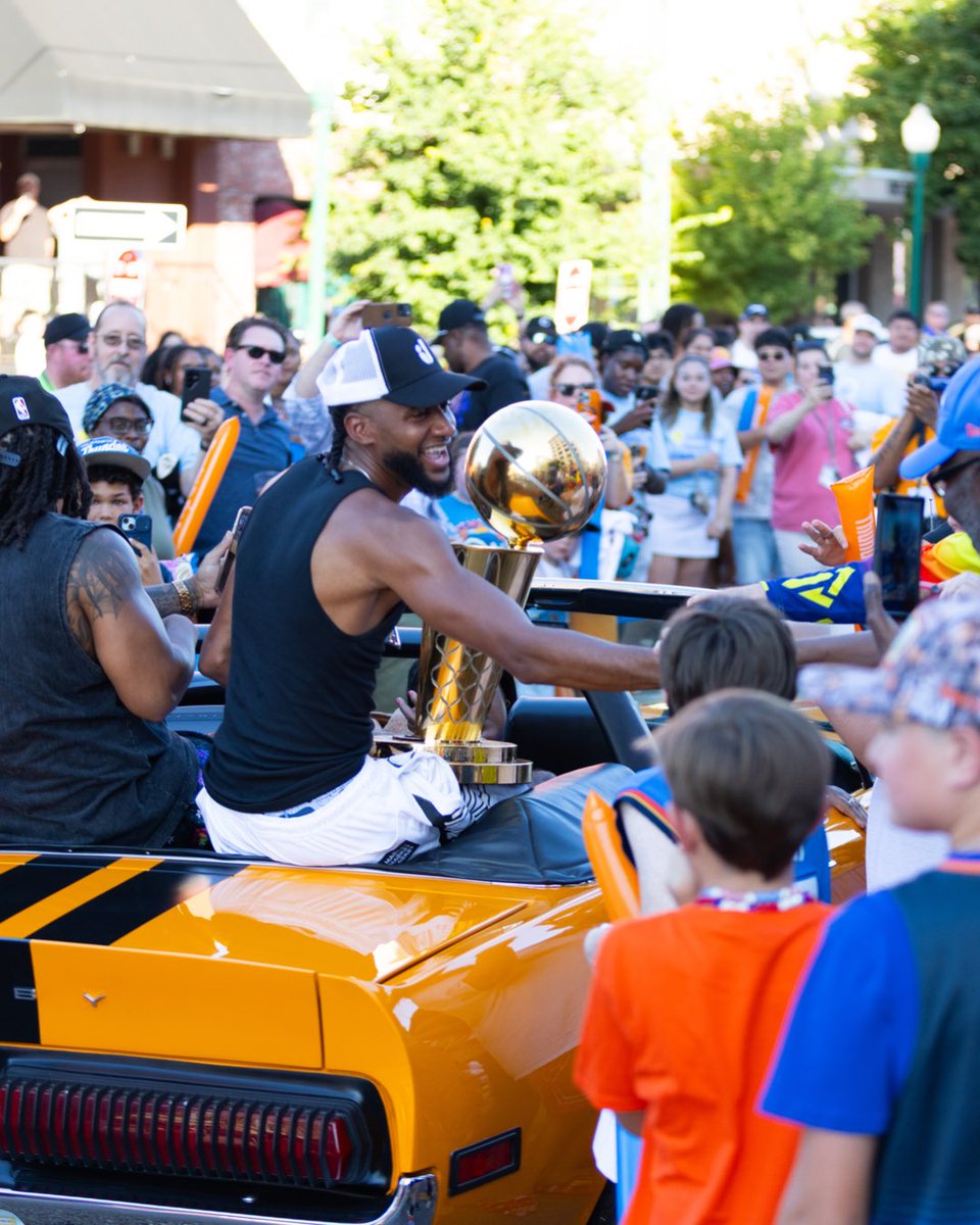 okcthunder's tweet image. Forever thankful for Fort Smith 🙌

@Jay_MWilliams_ and @zai_joe1 celebrate with the community that raised them 💙