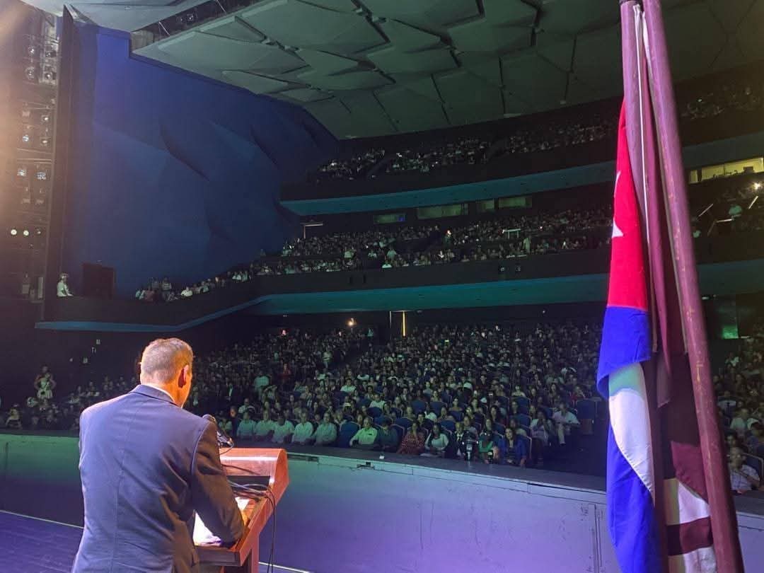 CubaMES's tweet image. 🌱🎓¡Un Día para Recordar! 

👏🇨🇺 ¡Muchas felicidades a los graduados de la @UNAH_Cuba! 

🌟 Alegría, satisfacción y sueños cumplidos, donde el esfuerzo, la dedicación y la pasión por el conocimiento se ven coronados con el merecido título. 
ℹ️📷 #UNAH
#Cuba #UniversidadCubana