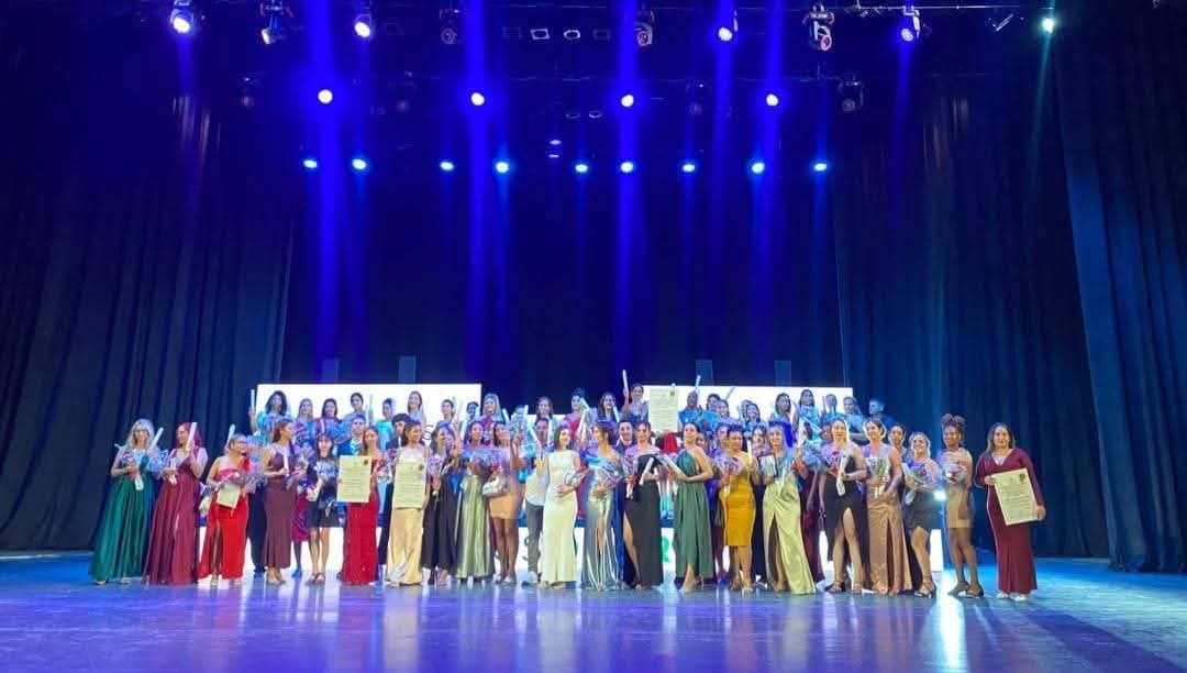 CubaMES's tweet image. 🌱🎓¡Un Día para Recordar! 

👏🇨🇺 ¡Muchas felicidades a los graduados de la @UNAH_Cuba! 

🌟 Alegría, satisfacción y sueños cumplidos, donde el esfuerzo, la dedicación y la pasión por el conocimiento se ven coronados con el merecido título. 
ℹ️📷 #UNAH
#Cuba #UniversidadCubana