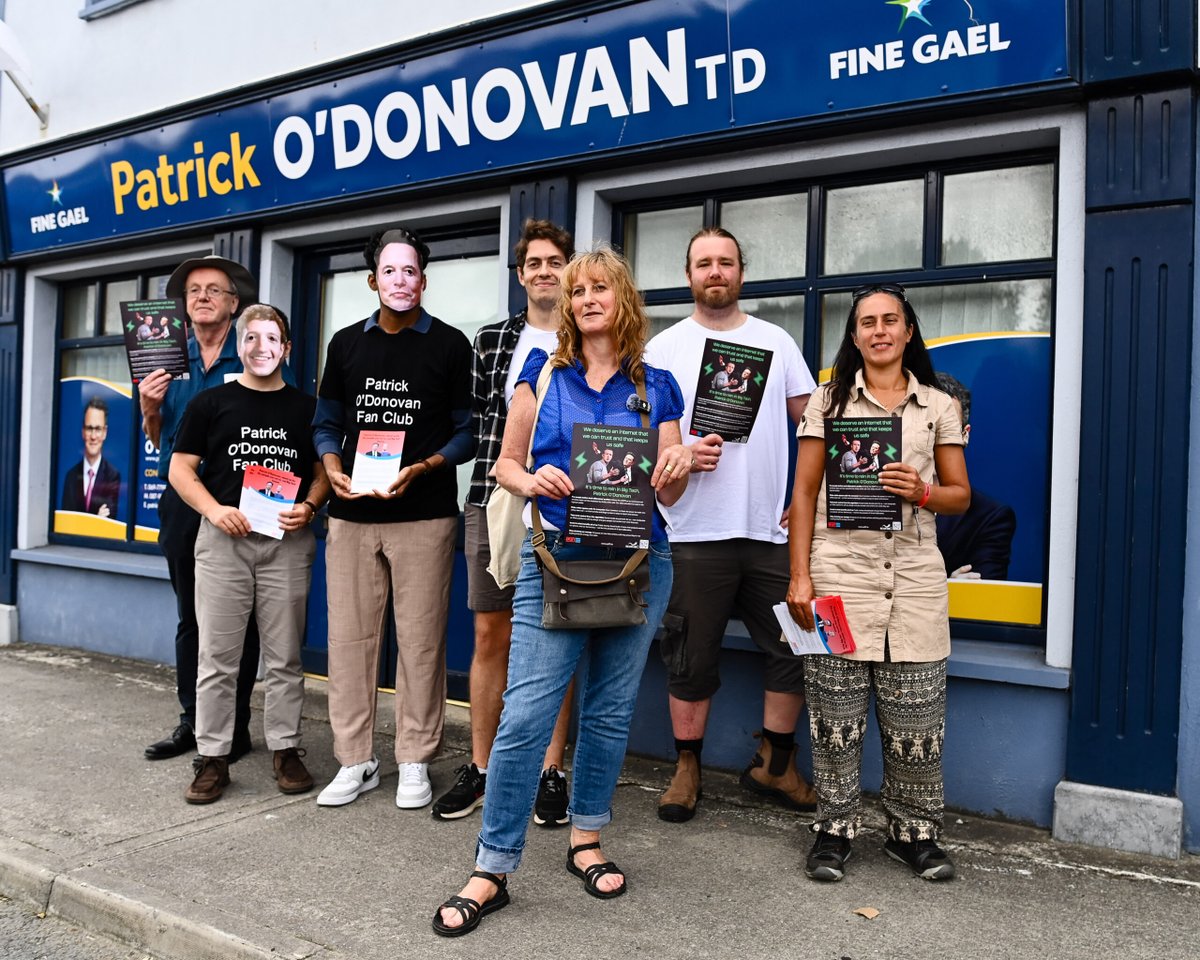 limerickpost's tweet image. Protesters don Elon Musk and Mark Zuckerberg masks outside Media Minister's Limerick offices limerickpost.ie/2025/07/25/pro…
