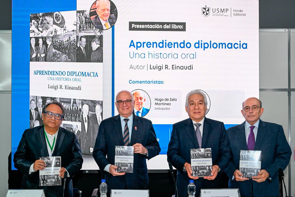 CancilleriaPeru's tweet image. #NoticiasTorreTagle | En la @FILLima2025, se presentó el libro “Aprendiendo diplomacia. Una historia oral”, editado por la USMP y de autoría de Luigi R. Einaudi, testigo clave de las negociaciones de paz Perú-Ecuador (1998). El viceministro Félix Denegri y el embajador Hugo de…