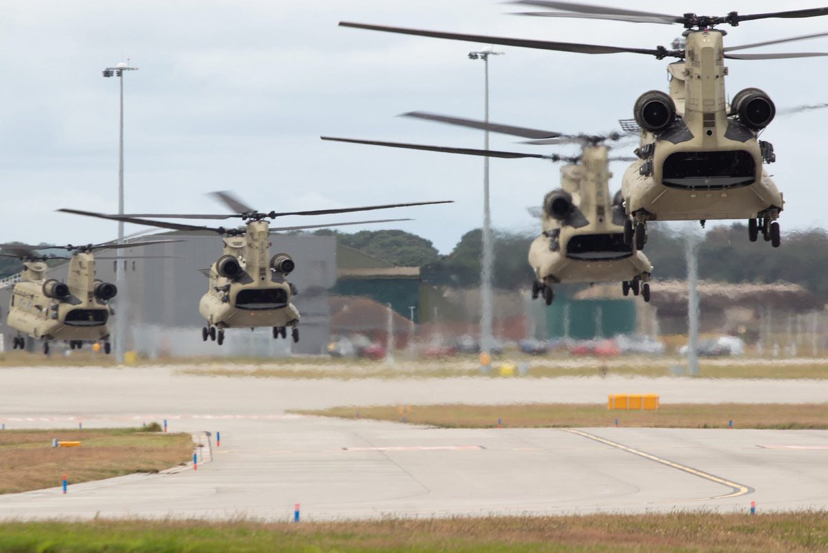 MilMonWorld's tweet image. Impressive scenes over RAF Lossiemouth in Moray, Scotland earlier today with the US Presidential helicopters and US chinooks operating in the area ahead of the President of the United States arriving in Scotland later this evening #AvGeek #RadioGeek #MilMonWorld
