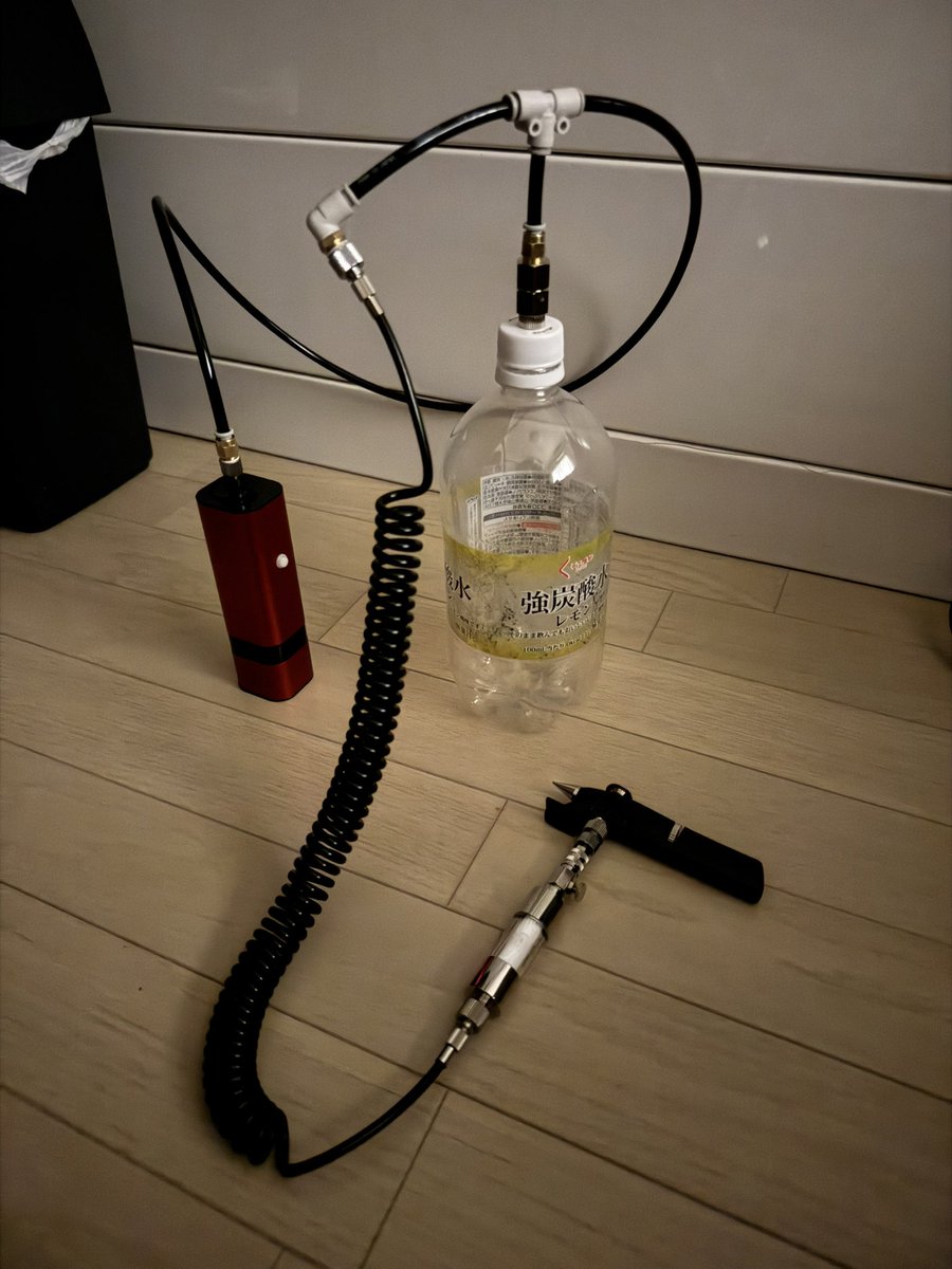 少し暗いですが、、充電式に繋いでますがサブタンク。後々更にレギュレーター付ける予定です。