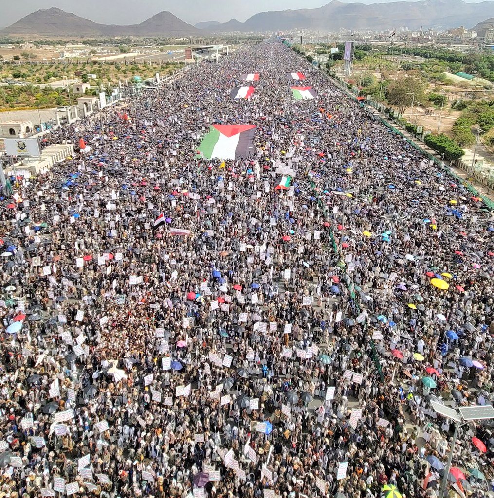 almotawkil's tweet image. طوفان بشري غير مسبوق في مليونية (لن نتهاون أمام إبادة غزة واستباحة الأمة ومقدساتها) بـميدان السبعين في العاصمة صنعاء.