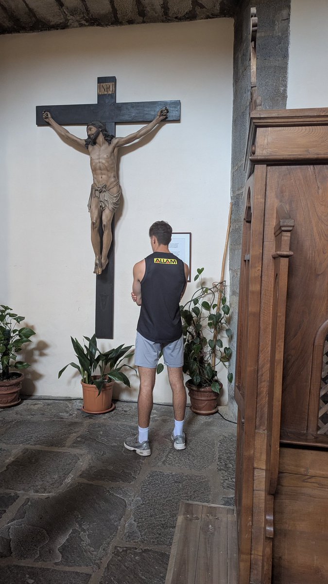 llewelyn20's tweet image. Rudi asking his normal intuitive questions.
Who's that? he says.
Who do you think it is, I say. Isn't he normally at the front? he looks puzzled.
These are Catholics, I tell him, they do what they like.