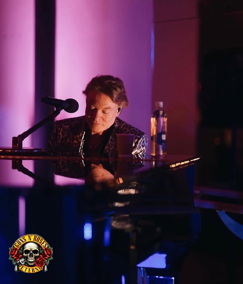 gnreternobr's tweet image. #onthisday 25 julho 2023, Axl Rose cantou ‘November Rain’ na versão solo - voz e piano - na festa de gala da UNICEF em Saint-Tropez, França 🇫🇷
🎥 foodgod / lilly.rose_1285
📷 Andrei Gillott /Tommy Chiabra
#GunsNRoses #AxlRose