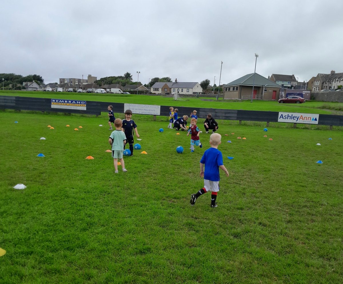 RossCounty's tweet image. ☀️ Summer is in full swing, our Community Team were in Thurso this week.
⚽️ Over 50 children were in attendance between our Mini Kickers & Primary School age groups.
