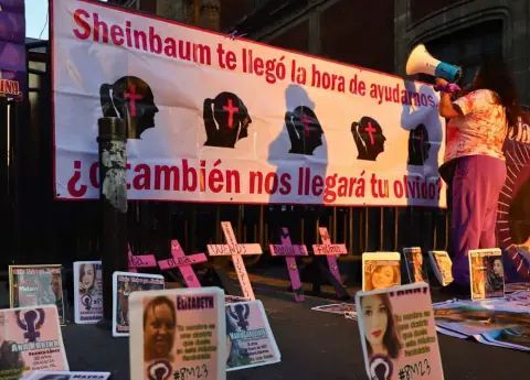 LaCaderadeEva's tweet image. 🚨 Más de 11 mujeres son asesinadas al día en México.
Mientras tanto, los refugios operan sin recursos ni certeza presupuestal.
La Red Nacional de Refugios exige respuestas con enfoque de derechos humanos. buff.ly/6GI2FXq