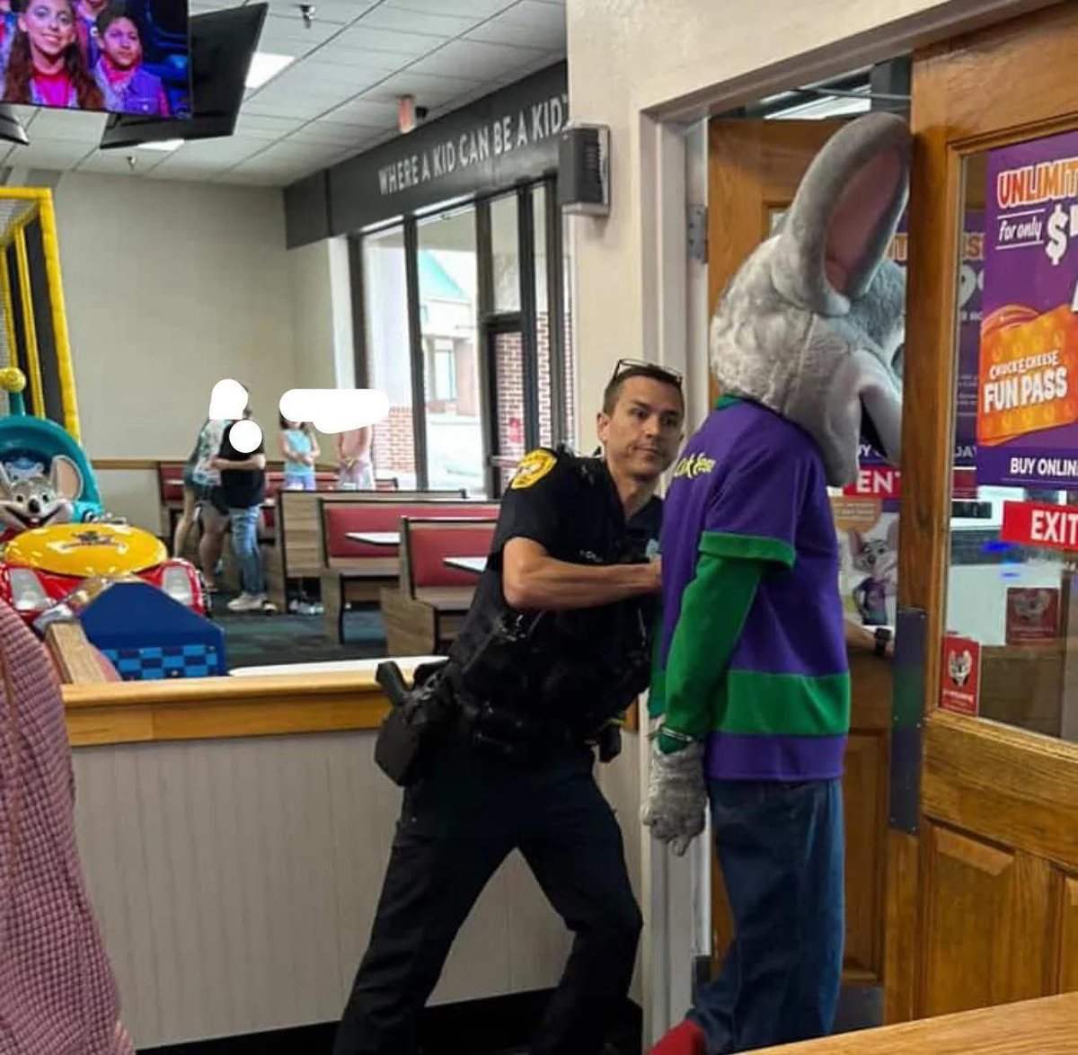 OneNationJustin's tweet image. Crazy! Chuck E. Cheese got arrested in Florida for fraud and credit card theft. @clinttjohnson