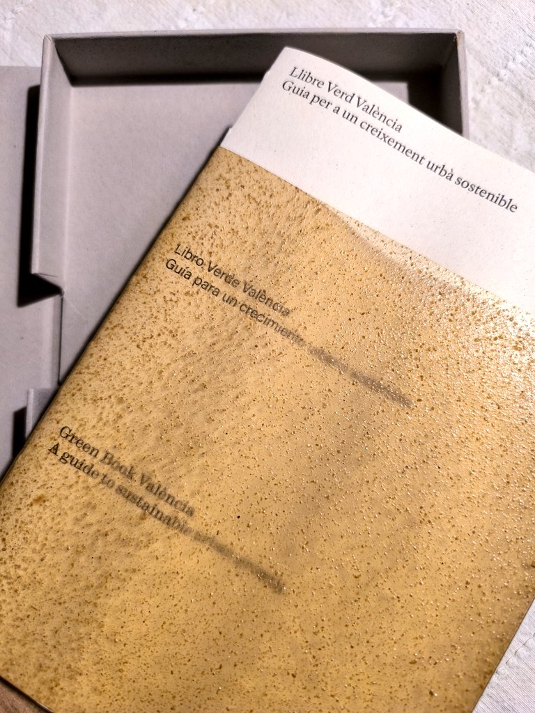 arbopalm's tweet image. Ayer estuve en la presentación de este libro: Libro verde de Valencia. Guia para un crecimiento urbano sostenible. Una joya por dentro y por fuera...¡tiene una cubierta hecha con piel seca de naranjas de la tierra!
Un obsequio precioso que lucirá en mi biblioteca