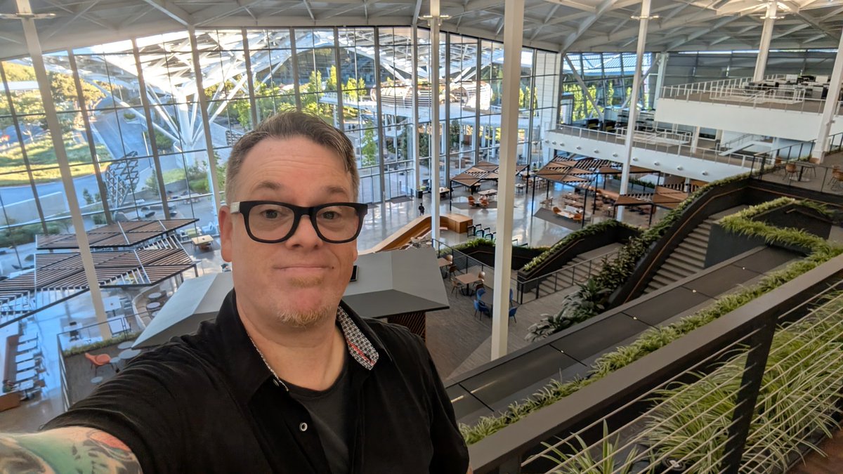 lifebypixels's tweet image. First time on Nvidia campus and meeting my team in person. What an amazing facility. The entire layout and flow compliments how people work. Very impressive.