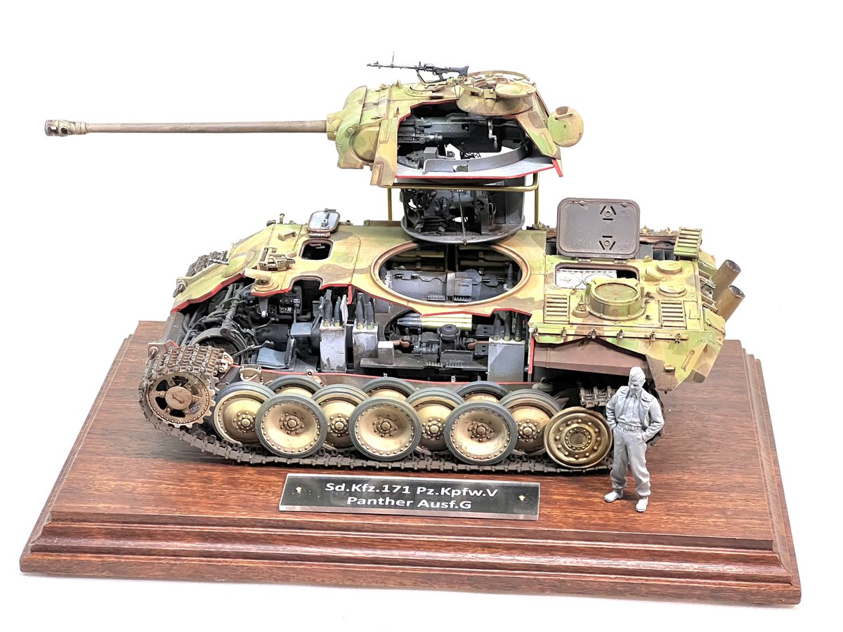 ZavodKinoshita's tweet image. ライフィールドモデル1/35 パンターG型フルインテリア カットモデル完成です。
砲塔を浮かせて見せたくてベースにΦ2mmの真鍮線を仕込みました。
手前のフィギュアはこれから塗ります。