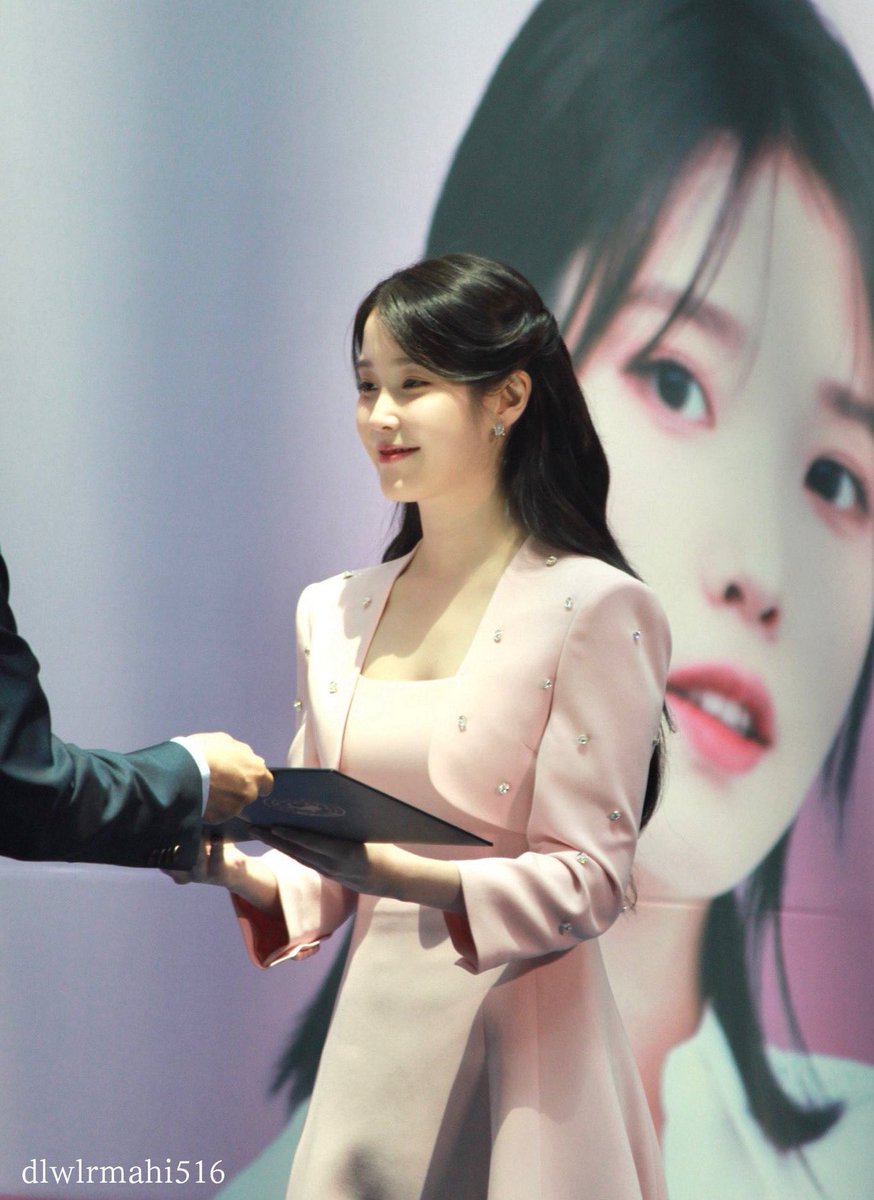 ilooveheejoo's tweet image. iu as princess sung heejoo is on duty, but she looks like the first lady 👸🏻
