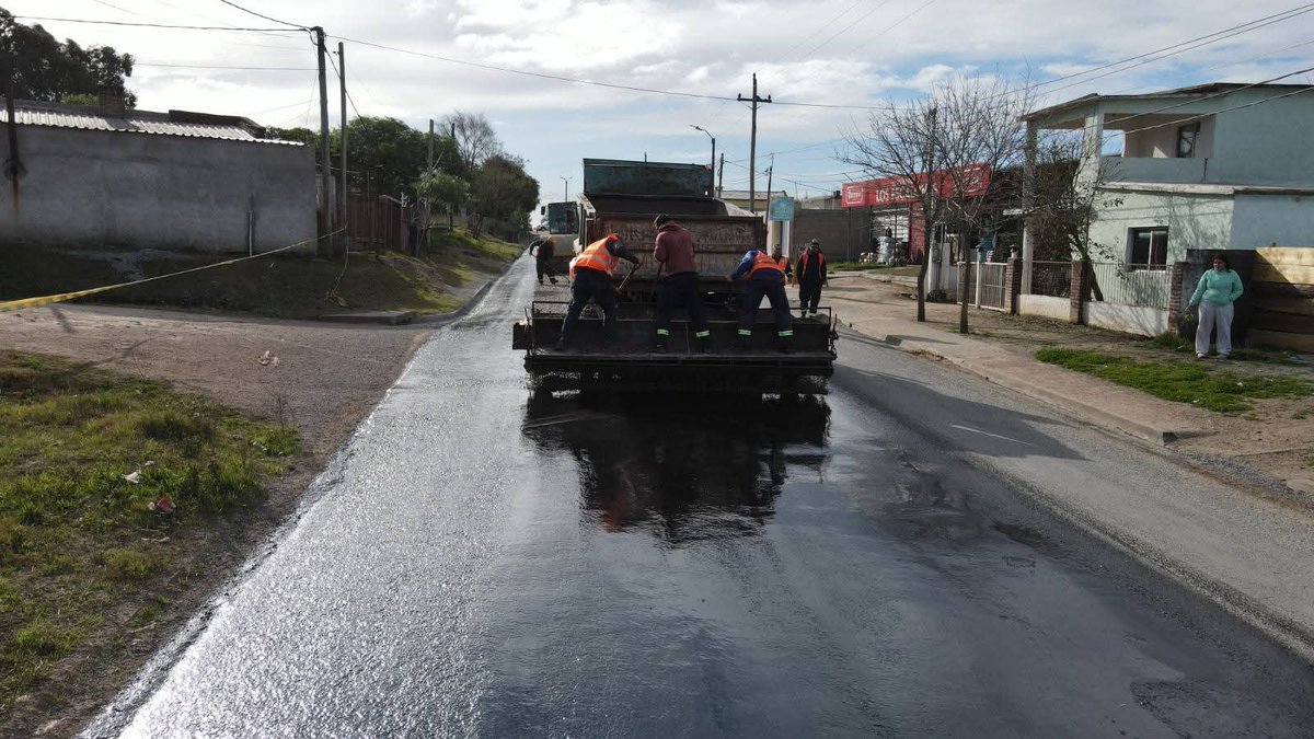 comuna33's tweet image. Seguimos bituminizando Treinta y Tres.
Las imágenes corresponden al trabajo realizado en la calle Tomas Gómez en el tramo entre Ramón Ortiz y Carmelo Colman.
Plan cien por ciento bituminizacion..
#GobiernodeTreintayTres