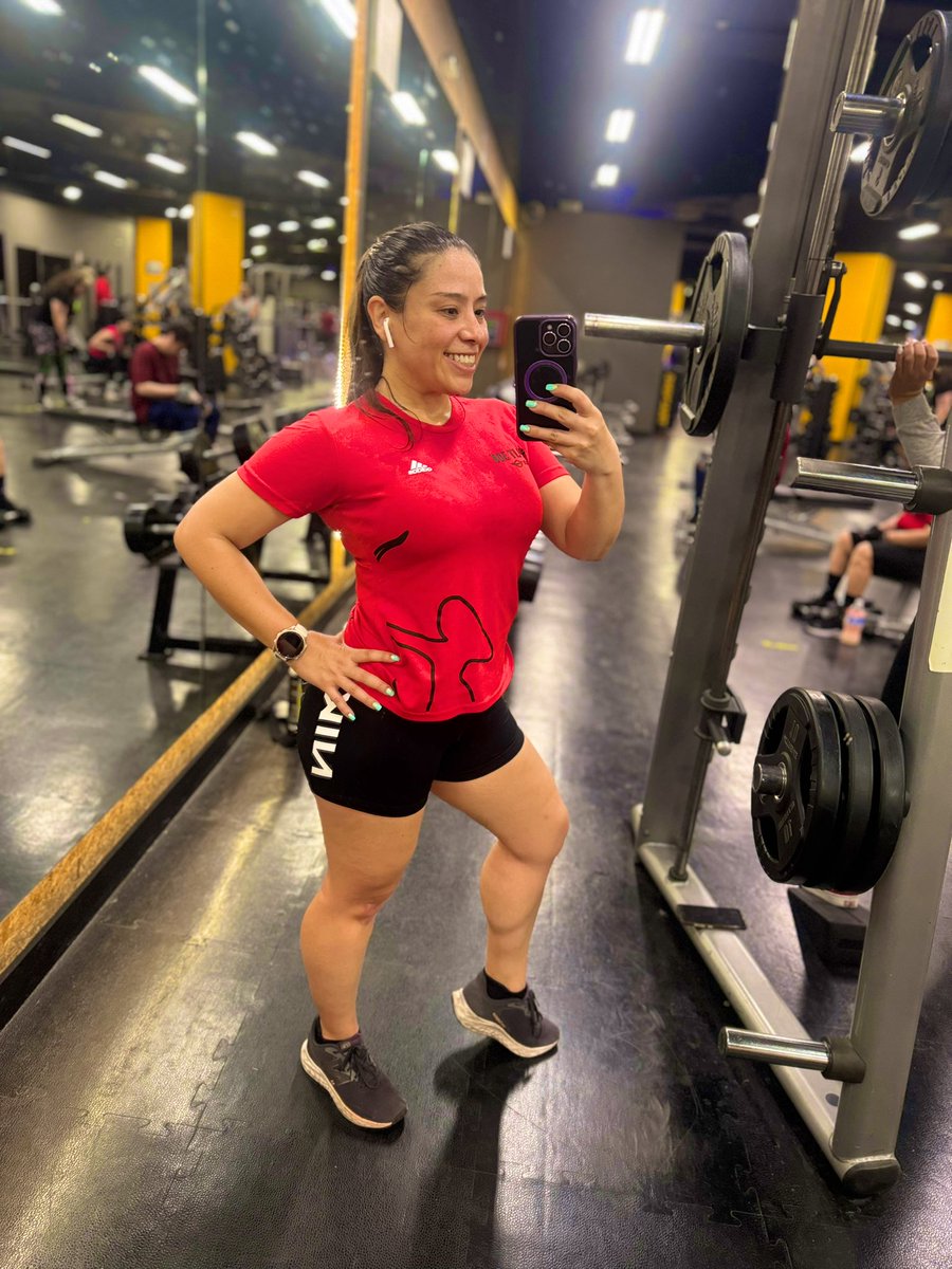 Lo logramos 🙌🏻 llegamos al viernes y cumplimos con la entrenación 😎🔥

Día de fuerza 🏋🏼‍♀️ y 5k 😅

Ya saquen los taquitos y las chelas 🌮🍺

#CrisitaMaratonistaX6 🏃🏼‍♀️💜
#CrisitaMamey 🏋🏼‍♀️

#FaseDeRecuperación 🙂
#KmsAlCielo 🤍
#KMSxELA 💚