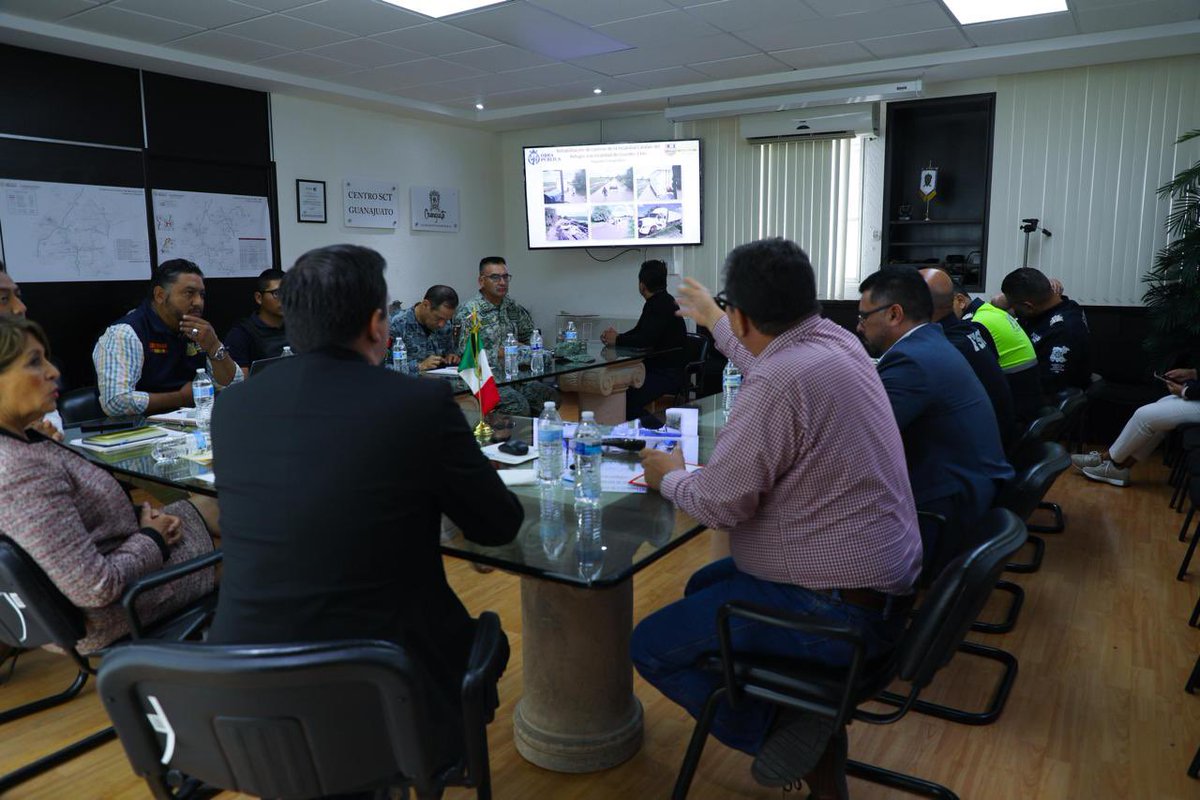 Jorge Jiménez Lona (@jorgelona1) on Twitter photo En el <a href="/gobgente/">Gobierno de la Gente</a> el diálogo abierto es una prioridad, nos reunimos con la delegada <a href="/IrmaLeticiaGlez/">IRMA LETICIA</a> y el Presidente de San Diego de la Unión, <a href="/c_castillo05/">Juan Carlos Castillo Cantero</a>, para dialogar sobre los proyectos que fortalecen la movilidad en el municipio. El trabajo en equipo es clave para el éxito! En el <a href="/gobgente/">Gobierno de la Gente</a> el diálogo abierto es una prioridad, nos reunimos con la delegada <a href="/IrmaLeticiaGlez/">IRMA LETICIA</a> y el Presidente de San Diego de la Unión, <a href="/c_castillo05/">Juan Carlos Castillo Cantero</a>, para dialogar sobre los proyectos que fortalecen la movilidad en el municipio. El trabajo en equipo es clave para el éxito!