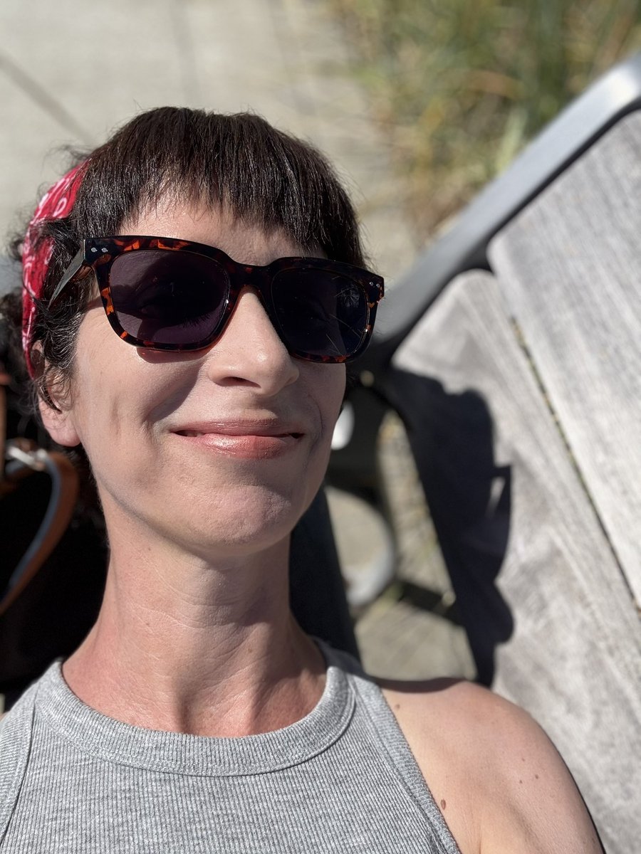 snufflewort's tweet image. I love a good bench but I refuse to sit in them properly! Happy Friday to my lovely friends!!! #fuckcancer