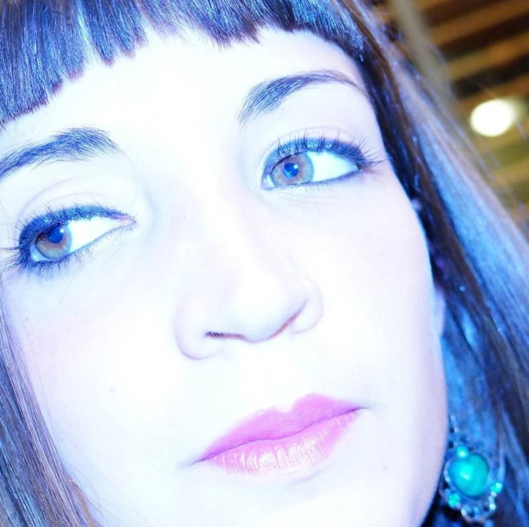 Desde que me delineaba así esperando que todxs ustedes se den cuenta que Miranda era la mejor banda del país 😒