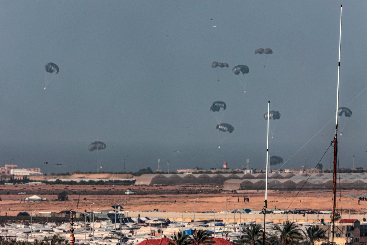 I_fatti's tweet image. Israele ha annunciato di aver autorizzato oggi la ripresa dei lanci aerei di aiuti su Gaza, effettuati da Giordania ed Emirati Arabi Uniti.
La distribuzione è già in corso.