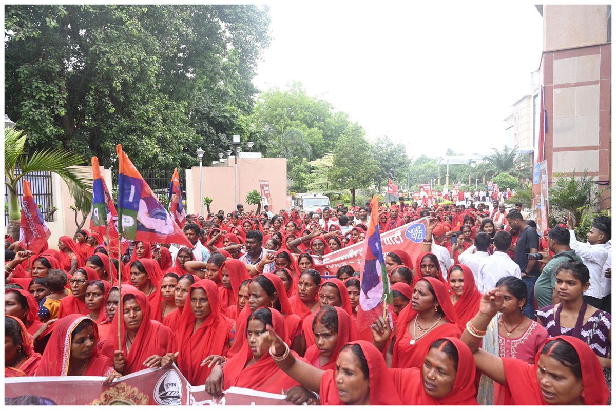 vippartyindia's tweet photo. पटना के बापू सभागार में वीरांगना फूलन देवी शहादत दिवस पर वीआईपी पार्टी ने श्रद्धांजलि अर्पित की। नेता प्रतिपक्ष @yadavtejashwi जी की गरिमामयी उपस्थिति ने समारोह को विशेष बना दिया।
फूलन देवी जी को कोटिशः नमन। ✊🔥
#FoolanDevi #SocialJustice https://t.co/u3kQE0esvB