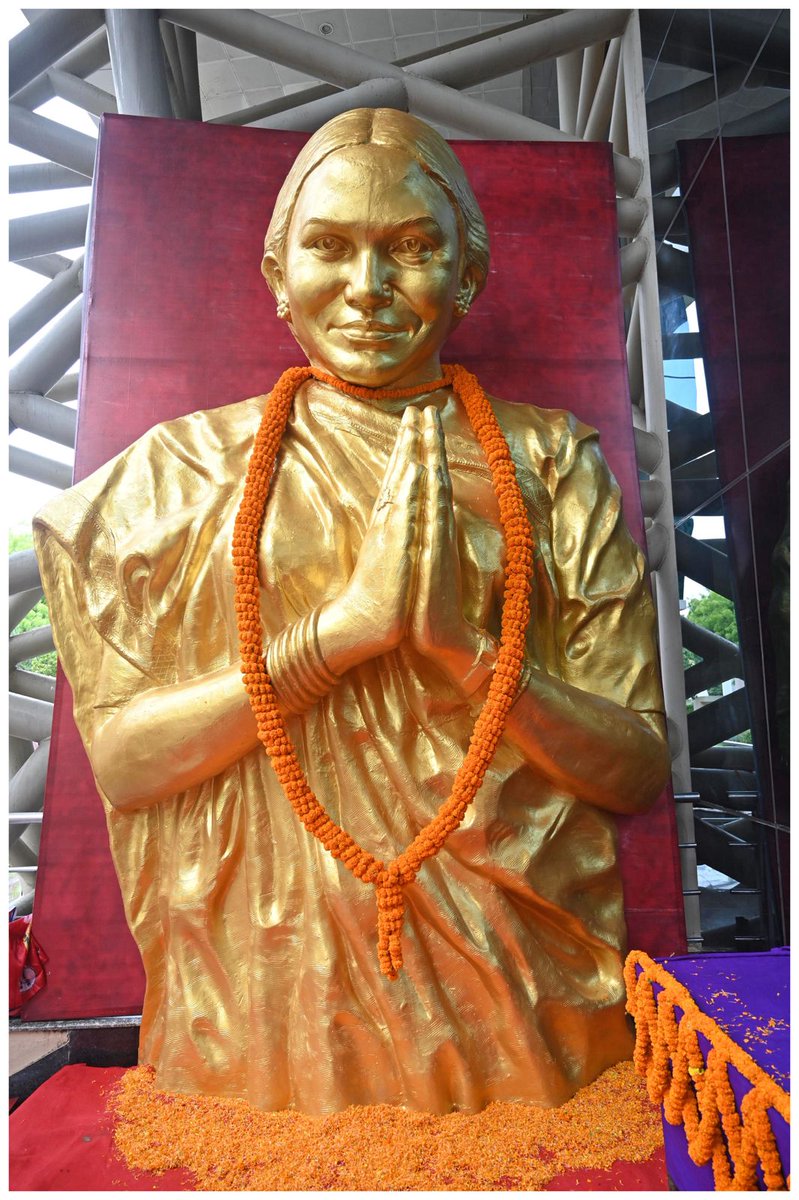 vippartyindia's tweet photo. पटना के बापू सभागार में वीरांगना फूलन देवी शहादत दिवस पर वीआईपी पार्टी ने श्रद्धांजलि अर्पित की। नेता प्रतिपक्ष @yadavtejashwi जी की गरिमामयी उपस्थिति ने समारोह को विशेष बना दिया।
फूलन देवी जी को कोटिशः नमन। ✊🔥
#FoolanDevi #SocialJustice https://t.co/u3kQE0esvB