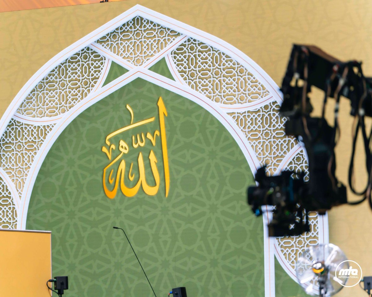 JalsaConnect's tweet photo. From intricate design to powerful presence — the Jalsa stage reflects the excellence of our mission and the unity of the Jama’at.
#JalsaConnect #JalsaUK2025 #MTAi