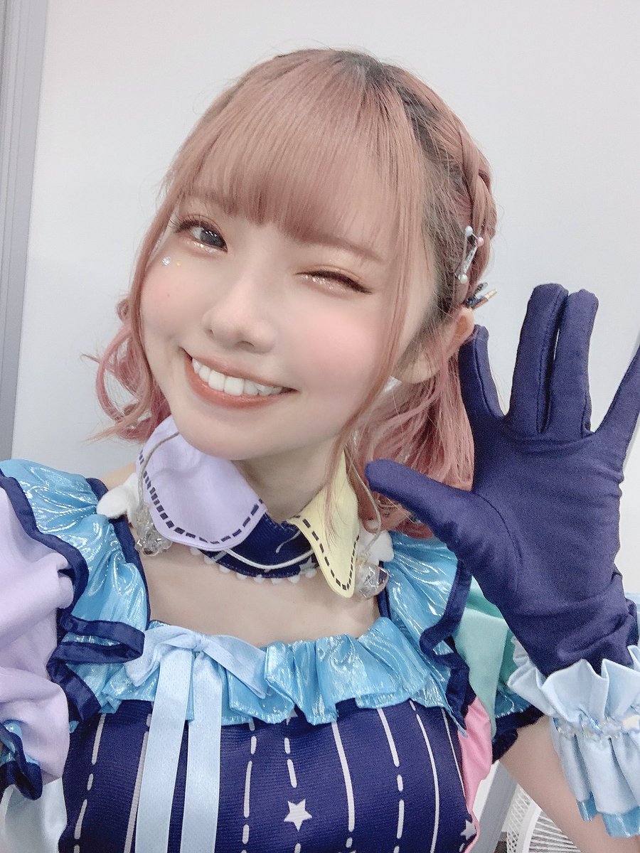 mineda_mayu's tweet image. アイドルマスター20周年おめでとうございます!!🎉🎉
#シャニマス 八宮めぐる役の峯田茉優です🌟
「プロデューサーの好きも教えて!」
7年前に公開された めぐるの個人PVに出てくるアイことばです☺️
たくさんの"好き"に溢れるアイマス
ずっとずっと大好きです!!!
#アイマス20周年おめでとう