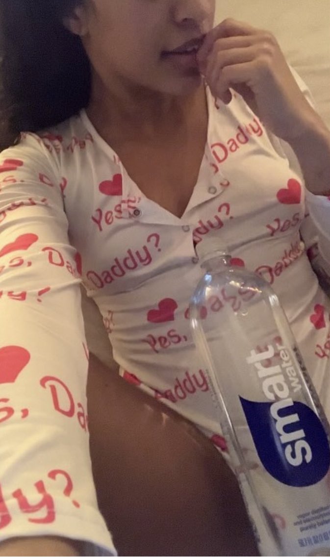Ashleygotyouho1's tweet photo. Stay hydrated 💦😹 #viral #NYC #jiggly #littlebootiesmatter #horny #TrendingNow https://t.co/HRllYl9y13