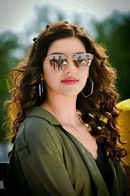 कुछ ख्वाब अधूरे ही रहने दो.. 💕

कम से कम उम्मीद 
       तो देते हैं..💕 

की फिर मिलेंगे किसी राह पे......💕
#नंदनी_yaraa
