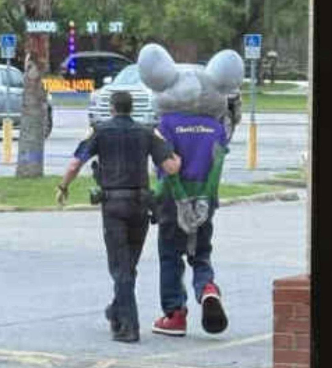 blueknight0055's tweet image. If you know you know. This busines was on my beat and l absolutely despised that place. I always called it, and continue to this day, Chuckie Fuqin Cheese. If there was one Entering Auto in 30 minutes, there was 10. This was the 1st place outside the projects to have full on…