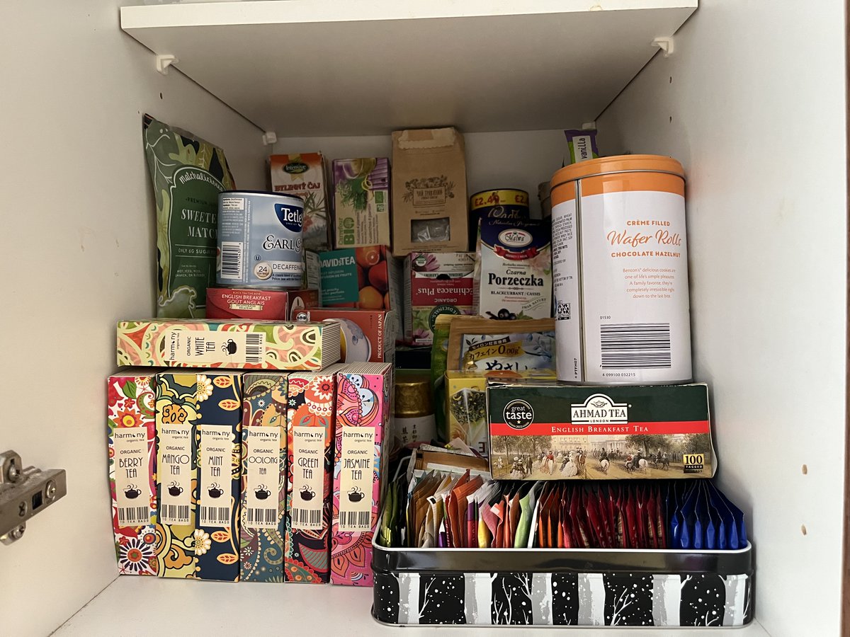 Was sorting my teabag shelf. Some aren’t identifiable anymore, so I tossed them in a Lucky Strike jar - grab a bag and drink it if you're feeling lucky. No poison or hallucinogens, so in the worst case it just tastes bad.

#humor #AuthorLife