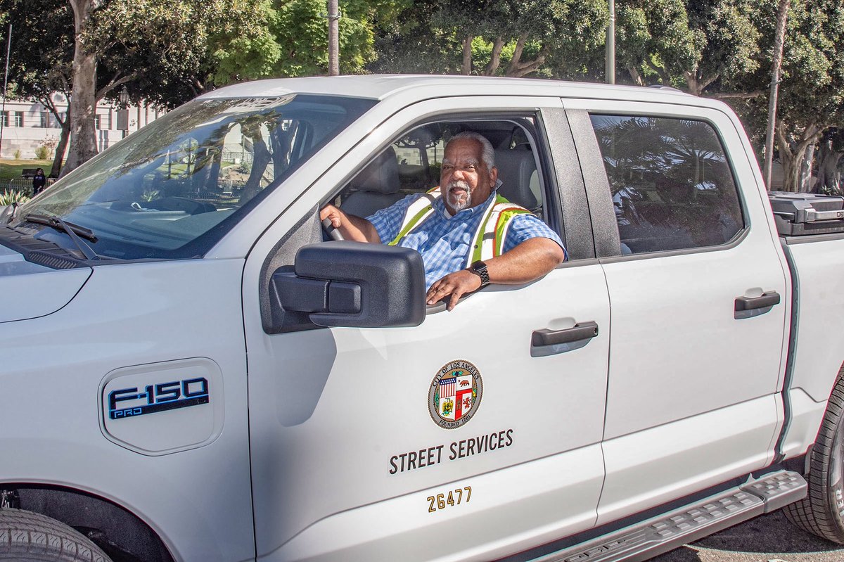 BSSLosAngeles's tweet image. Congratulations to James "Jimmy" Hawkins on your retirement!
Jimmy, after a 40 year career with the City, including 28 years at StreetsLA. Jimmy, we are grateful for your hard work, dedication and signature "can do" spirit. Our Bureau will not be the same without you. Thank you!