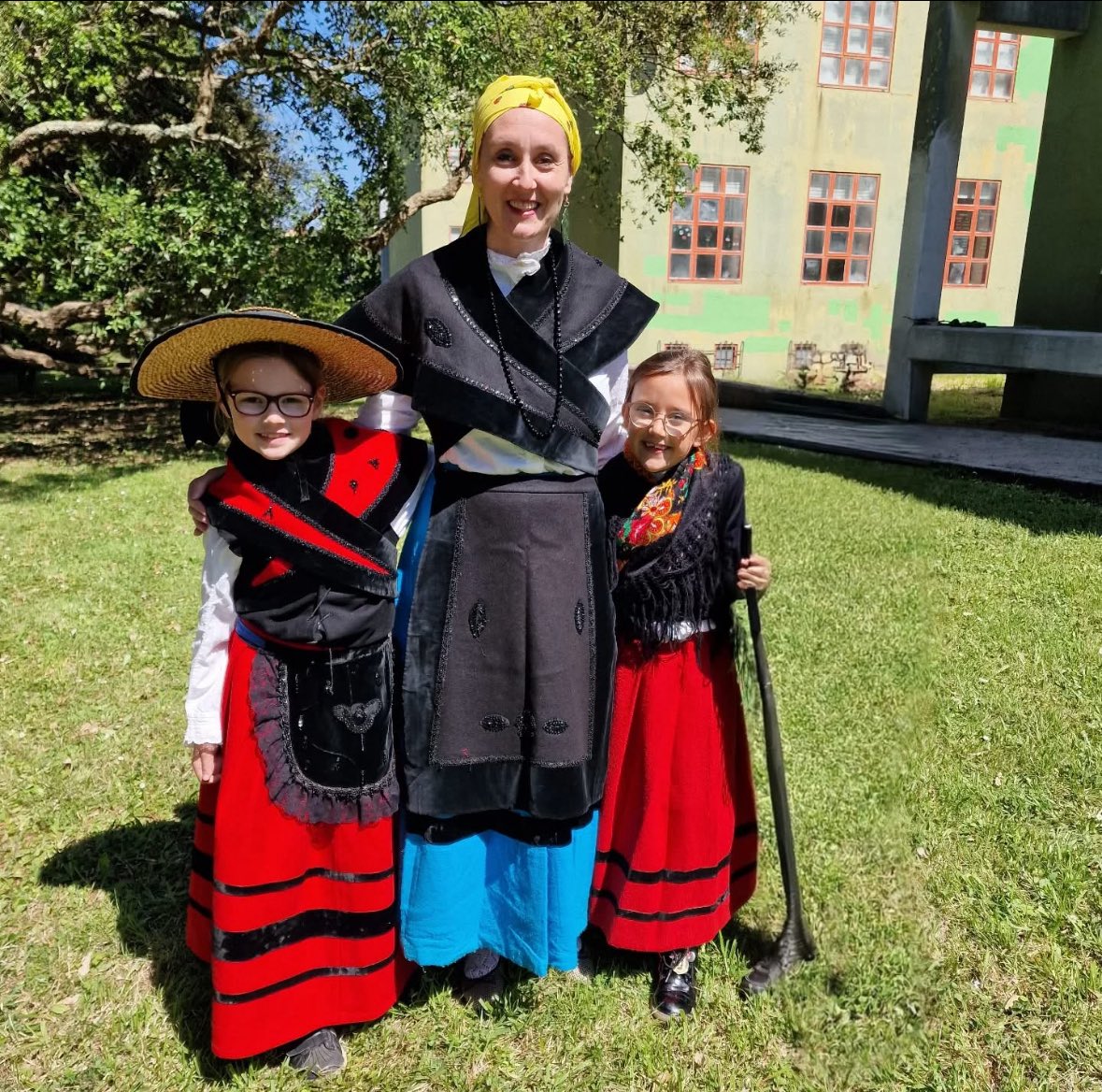 FatimaAmeneiro's tweet photo. #Feliz día de #Galicia ! #misniñas #patron #gallegas #galegas #orgullosas 😊 @gadis #vivamoscomogalegos #Santiago @ScratchFene @edgar_vigo https://t.co/mgozoFCued
