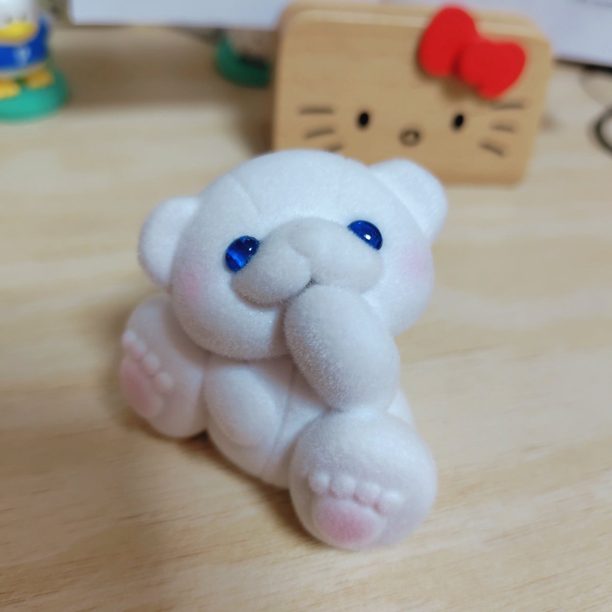 nf_panda0901's tweet image. そういえば、この間いとわたあめさんのシロクマくんのガチャやったんだけど
とっても可愛かった🥰
こんな可愛い顔でお菓子ちょうだいっておねだりされたらお菓子ホイホイあげちゃいそう😍
あと、トラちゃんの後姿可愛かった(*´ω`*)
大事に保管します✨