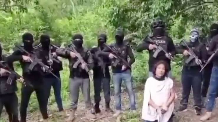 AlanAdameMX's tweet image. 🔴|| Esta imagen resume lo que han sido @lopezobrador_ y @Claudiashein:
👉🏼Es el resultado de sus “abrazos”, de su contubernio y de su encubrimiento.
⚠️¿Por qué tuvo que acabar asesinada una maestra, taxista, que solo quería trabajar sin pagar una extorsión?