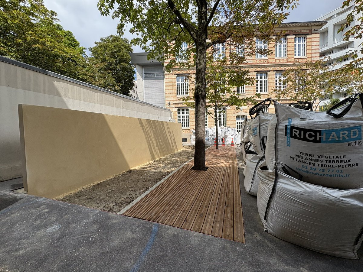 isabelle_rocca's tweet photo. La période estivale, c’est le temps des grands travaux dans nos écoles 🚧
En visite aujourd’hui sur le chantier de la future grande #CourOasis des écoles élémentaires Bizot & Daumesnil #paris12 !
Ce chantier, c’est :
✅ 240 m2 de surface végétalisée
✅ 525 m2 de surface désimperméabilisée
💦 une rivière pédagogique
🧗🏻♀️ un grand mur d’escalade
🛝 de nouvelles structures de jeux
🏀 un nouveau terrain de sports collectifs
🪵 des structures en bois pour favoriser la motricité, la convivialité et faire classe dehors🥝 un espace potager
👩🏾🦽des aménagements accessibles
Un projet co-construit avec les communautés éducatives et les élèves depuis 18 mois qui prend forme !
Adapter notre bâti scolaire au changement climatique et transformer les usages ludiques et pédagogiques de nos cours : on continue & on accélère ✊🏻