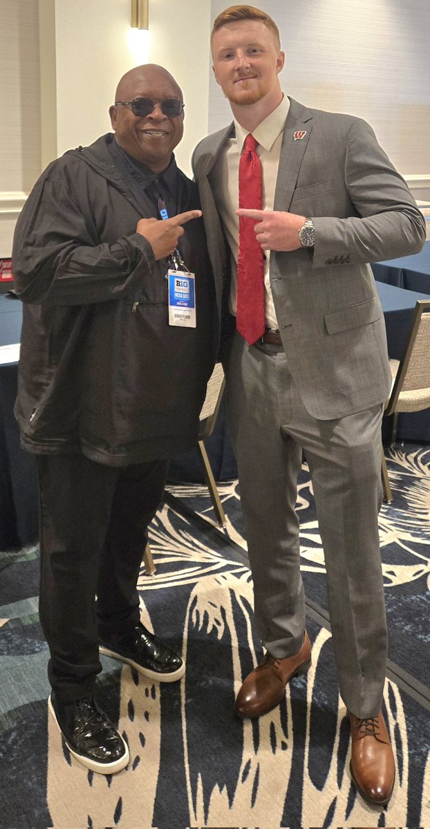 derrickpearson's tweet image. Great to hug it out with @Billy_Edwards4
The QB will shine under Coach Fickell and the Badgers. 

Not bad for two Northern Virginia kids to end up at The Big Ten Football Media Days! (Yes, we talked Lake Braddock and Woodson!) And, @VAQB8 @937TheTicket
@B1Gfootball