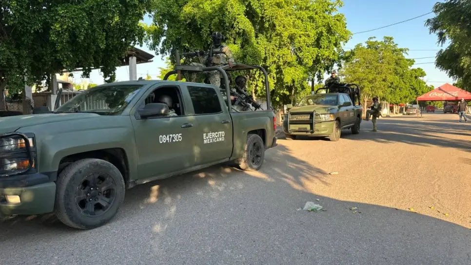 aic_07's tweet image. Guasave, Sinaloa 📍
Se reporta fuerte operativo del Ejército Mexicano este Viernes por la mañana en sindicaturas de Estación Bamoa y Nío territorios de Fausto Isidro Meza Flores “Chapo Isidro”.
Fuertes operativos del Ejército Mexicano irrumpen en comunidades de Guasave.
Más…