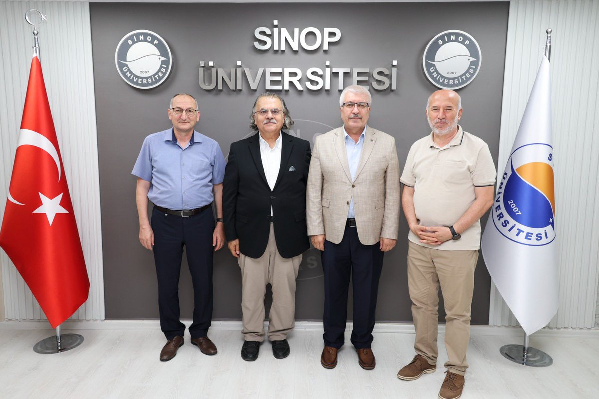 Sinop Üniversitesi Rektörü Şakir Taşdemir Hocamızı ziyaret ettim. 

Üniversitedeki çalışmalar hakkında bilgiler paylaşan Şakir Hocamız ile sohbetimize dahil olan Şenol Metin ve Muhittin Yılmaz hocalarımıza teşekkür ederim.

Üniversitemizin bilim, eğitim, kültür, sanat alanında
