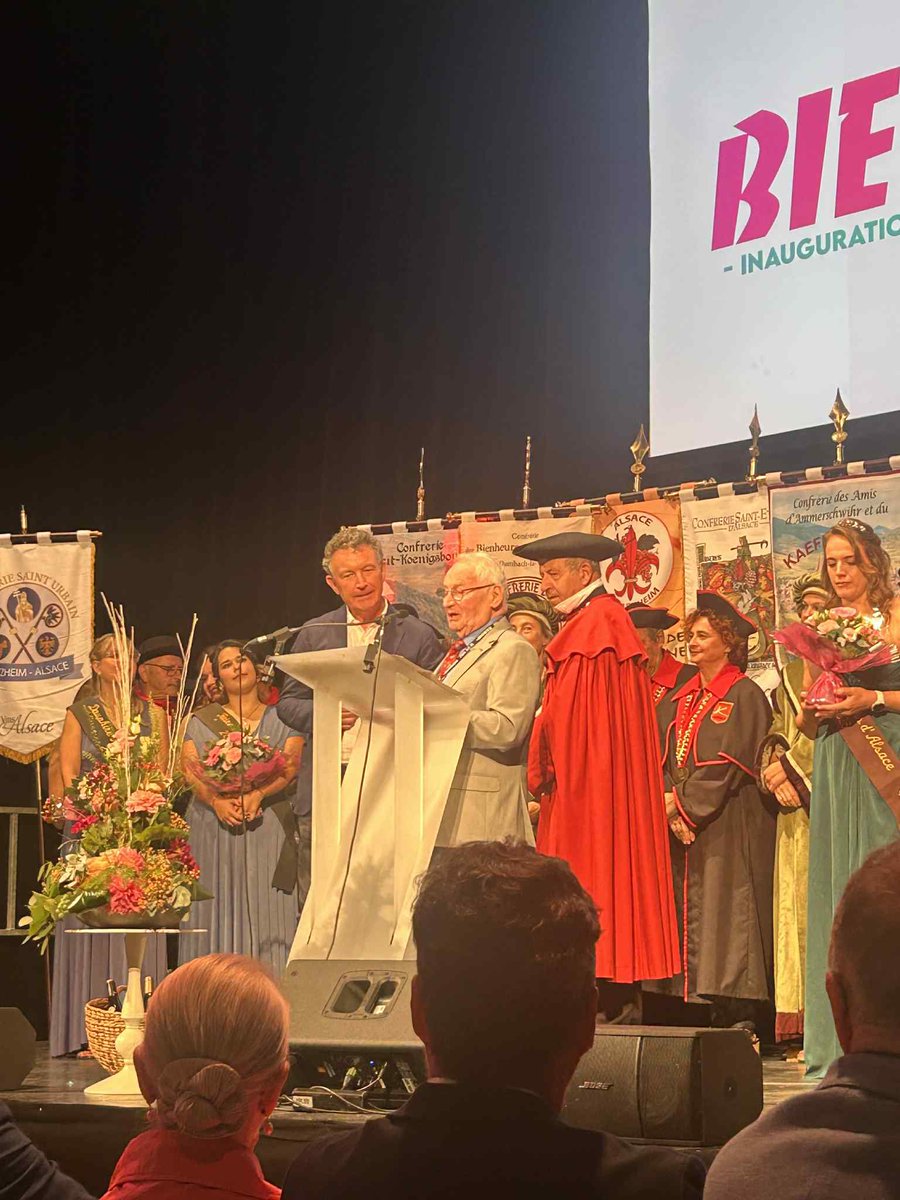 MajoriteGE's tweet image. Aujourd’hui, le Président @Franck_LEROY_ et les élus haut-rhinois de la Majorité régionale étaient présents pour l’ouverture de la @FoireColmar. C’était l’occasion de rappeler le soutien de la Région Grand Est aux viticulteurs de la Région et aux Vins d’Alsace qui font notre…