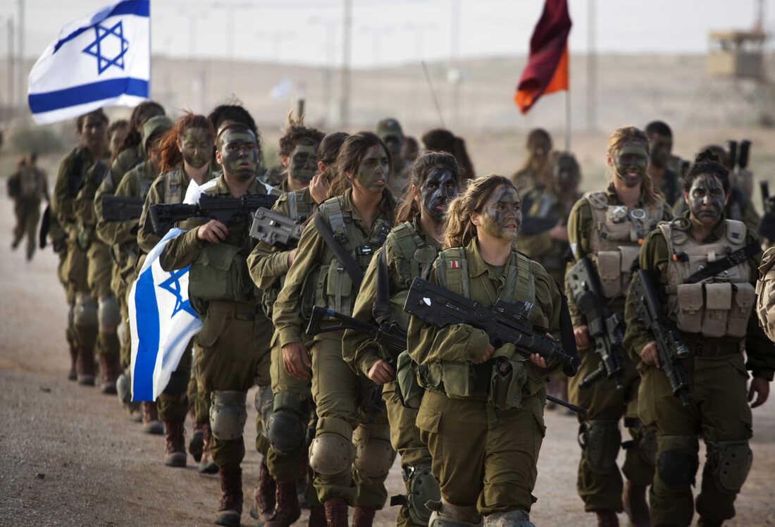 Jewishlegend18's tweet image. These IDF girl soldiers are heroes!!
And they are beating the crap out of hamas.
They are warriors !!