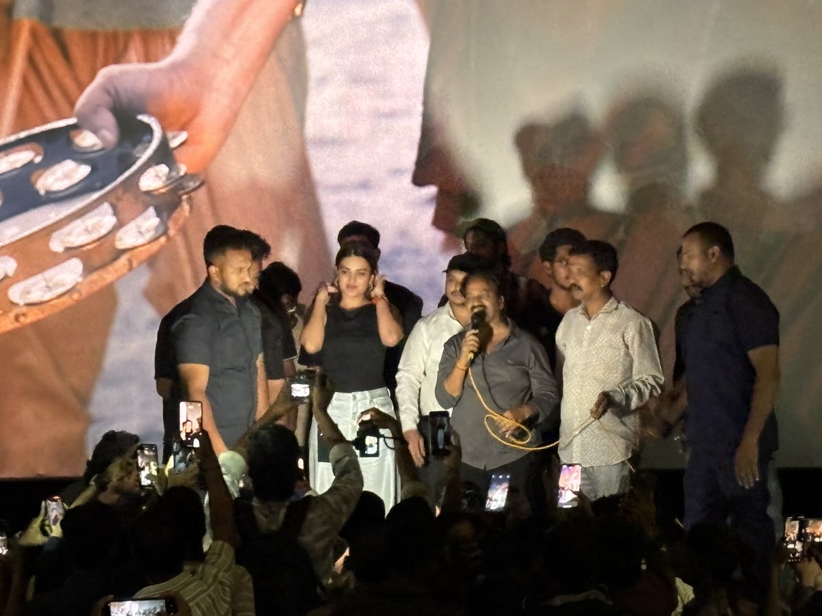 iamNavin_012's tweet photo. The gorgeous #NidhhiAgerwal & legendary producer #AMRathnam visited for a special screening of #HariHaraVeeraMallu 💥
Fans went wild with love & energy! 🔥
Powerstar’s aura + star presence = Unforgettable moments! 🙌
#HHVM #PowerstarMania #PawanKalyan #VimalTheatreCelebration https://t.co/YgWvcUjOh1