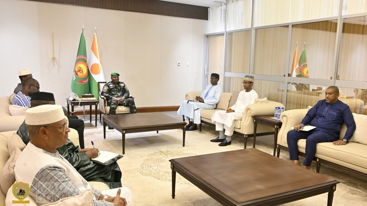 Kaluxfm's tweet image. 🇳🇪 Le Général Abdourahamane Tiani reçoit les Ministres des Finances de l'AES à Niamey pour l'opérationnalisation de la BCID-AES. Une étape clé pour le développement de la Confédération des États du Sahel !